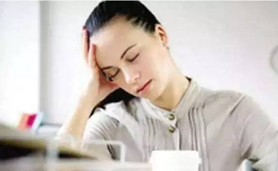 what?。俊跋恪逼G的美女成了辦公室污染源，甲醛治理非常必要！