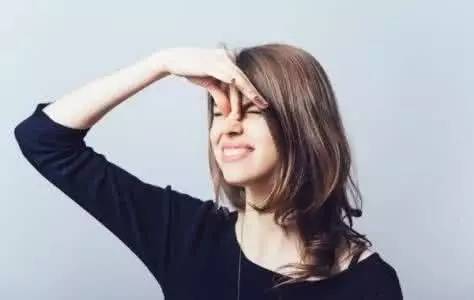 what??？“香”艷的美女成了辦公室污染源，甲醛治理非常必要！