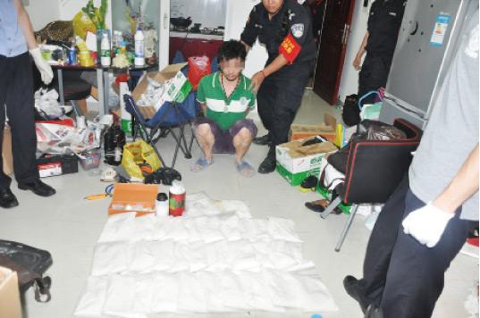 廚房水管破裂傳出刺鼻性氣味，原以為是鄰居家甲醛超標(biāo)，沒想到是“絕命毒師”