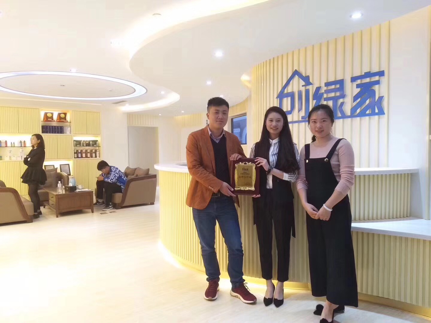 熱烈祝賀蔣總簽約創(chuàng)綠家江蘇省市級代理！