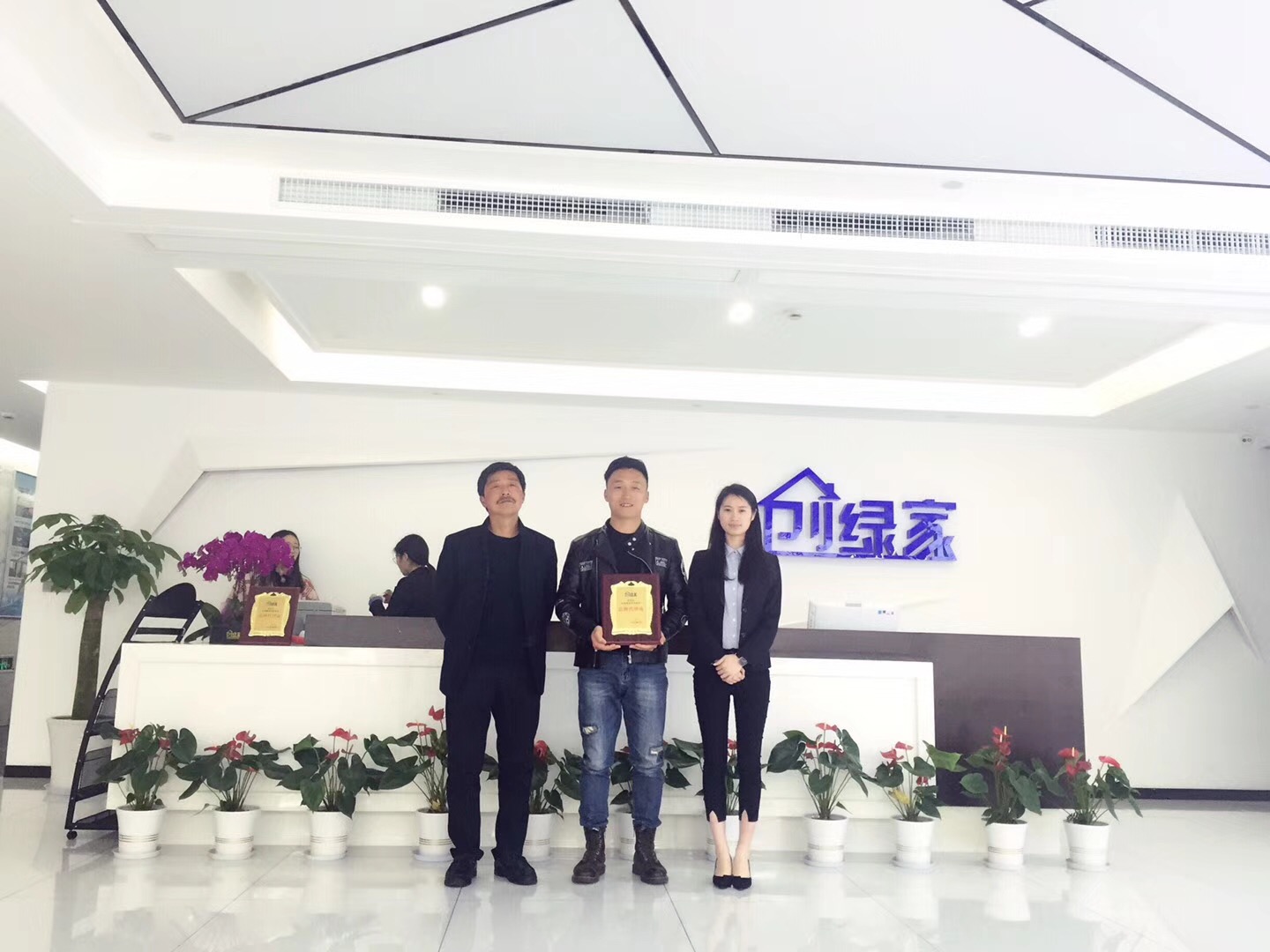 熱烈祝賀張總父子簽約創(chuàng)綠家江蘇省市級代理！
