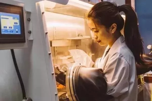 青春是用來(lái)奮斗的，除甲醛的青春最美麗！