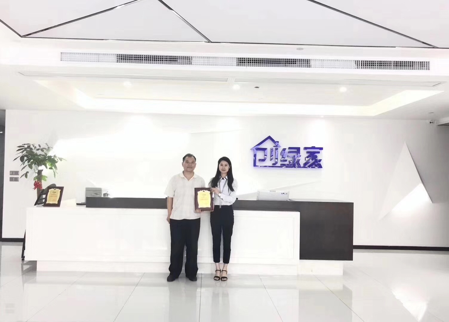 熱烈祝賀張總簽約創(chuàng)綠家鄭州市縣級代理！