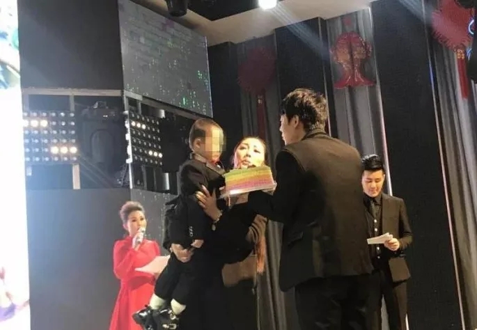 4歲男孩和媽媽辦“婚禮”，真相令人淚崩！