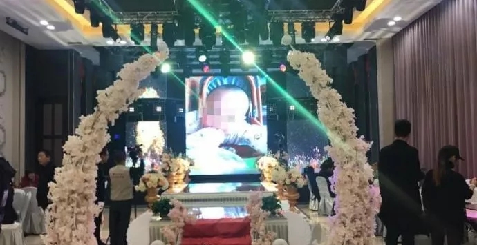 4歲男孩和媽媽辦“婚禮”，真相令人淚崩！