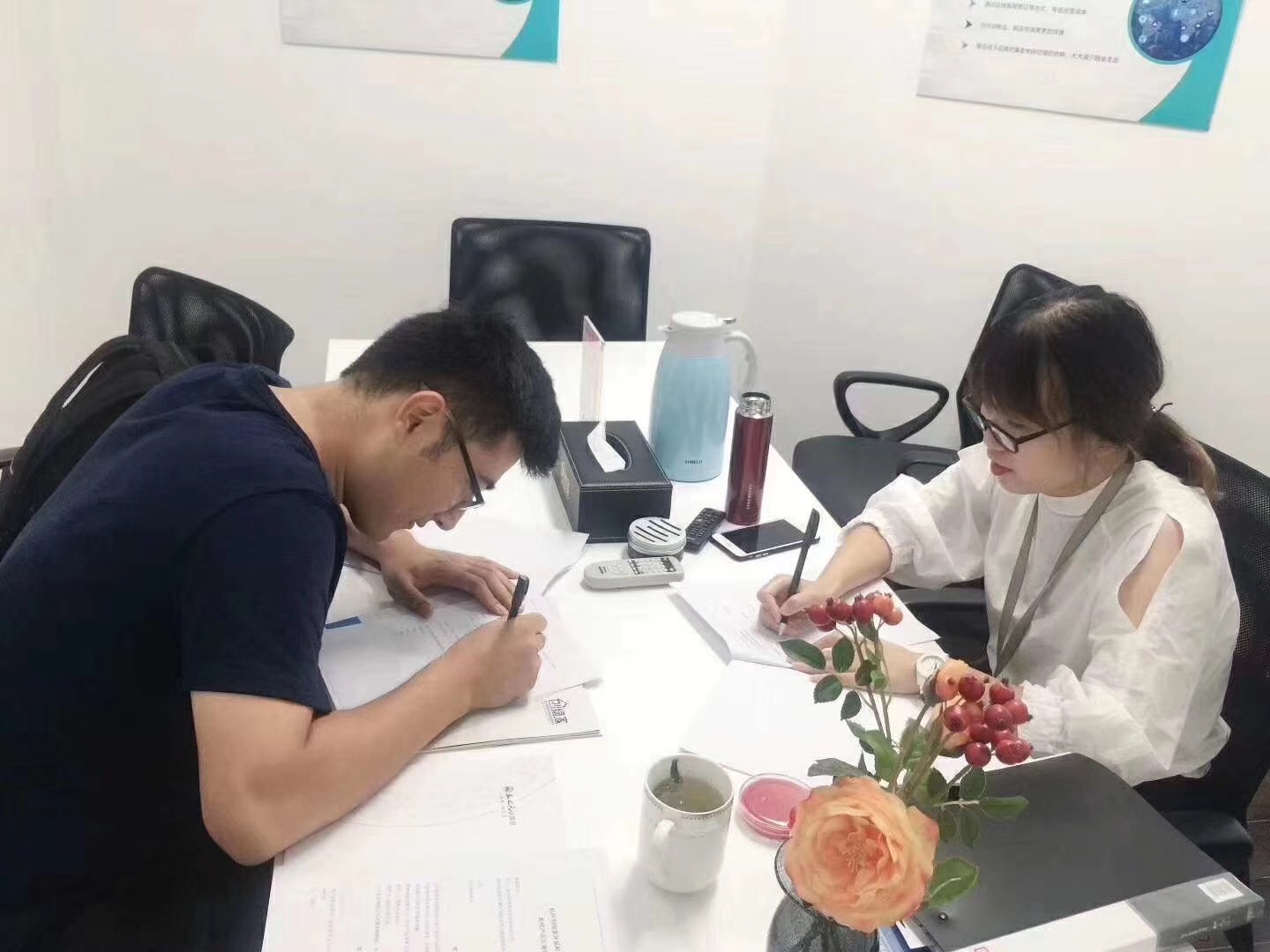 熱烈祝賀何總簽約創(chuàng)綠家塔城市縣級代理！