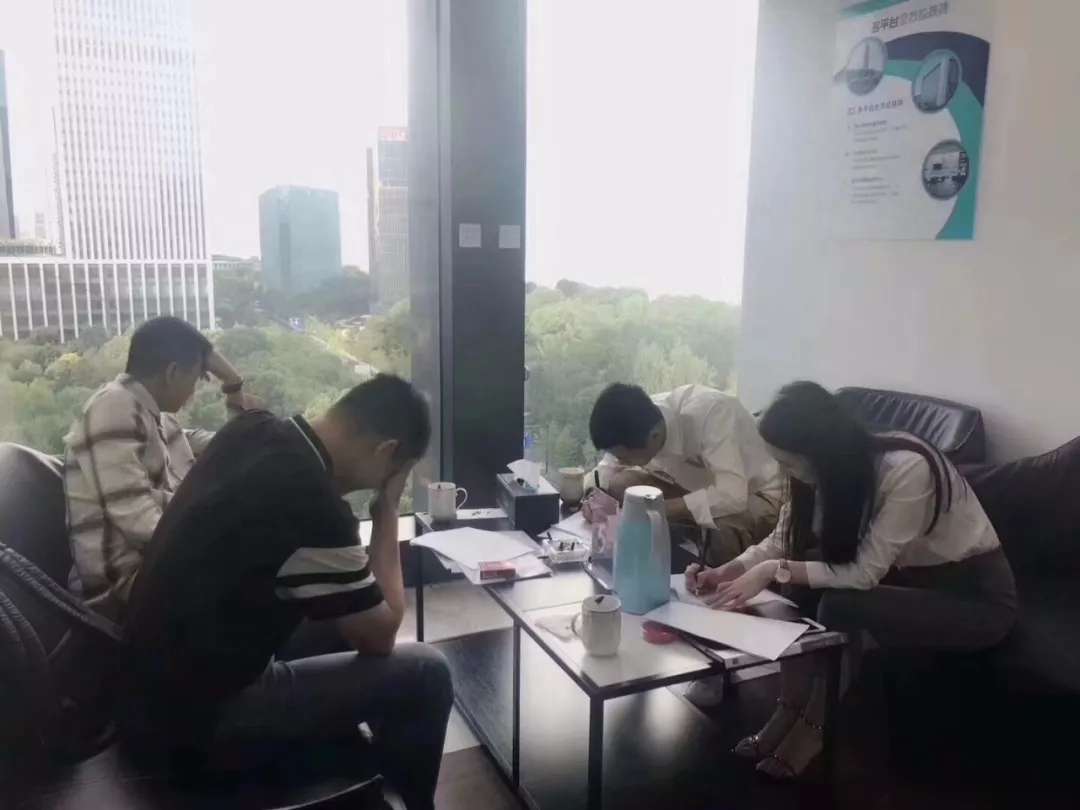 熱烈祝賀馮總、李總、龔總簽約創(chuàng)綠家清遠市區(qū)級代理！