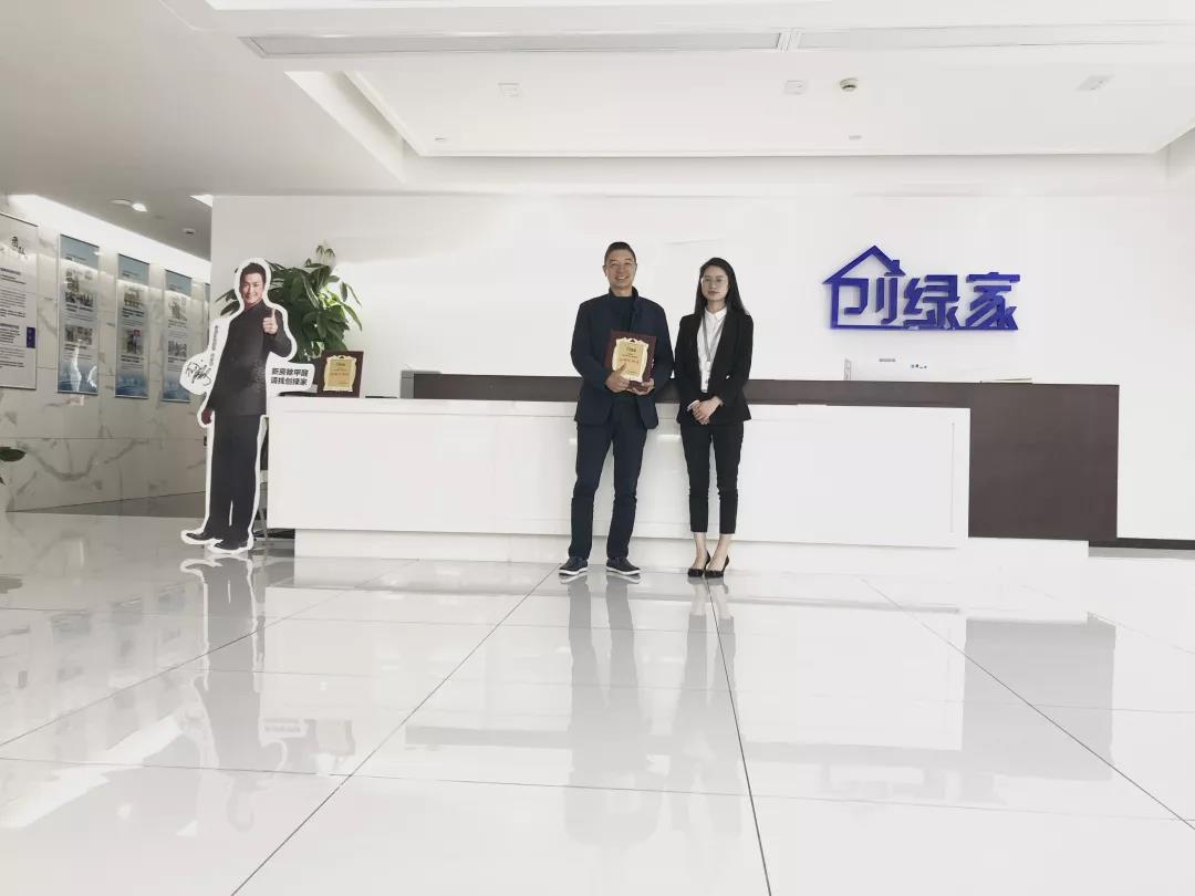 熱烈祝賀張總簽約創(chuàng)綠家成都市區(qū)級代理！