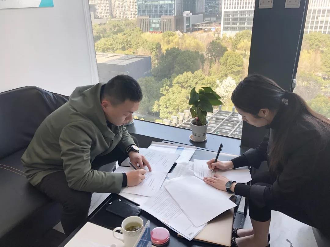彭總之前是在國企上班，現(xiàn)在選擇自己創(chuàng)業(yè)，自己做過多方面的了解，千里迢迢來考察，注重公司實力、扶持力度和產(chǎn)品效果，對這個行業(yè)也是非常有信心，在我們除醛技術(shù)交流峰會現(xiàn)場果斷簽約！