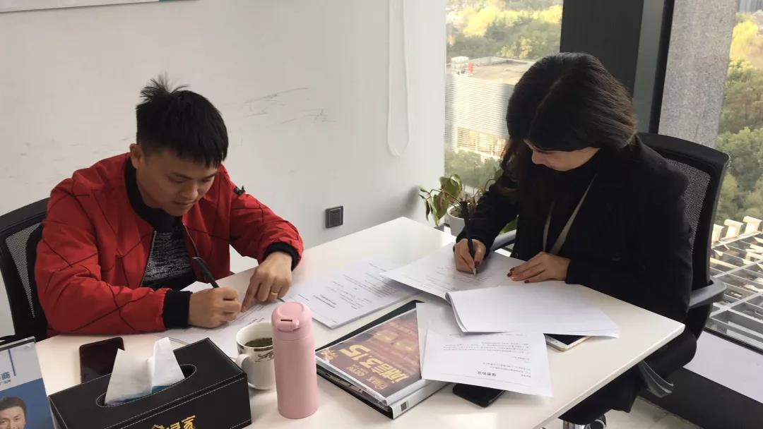 熱烈祝賀鄧總、郭總簽約創(chuàng)綠家江西省某市縣級(jí)代理！