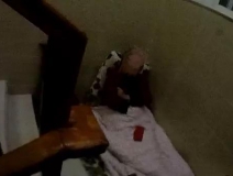 為了幫兒子收快遞，南京老夫妻被迫睡樓道