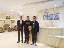 熱烈祝賀何總父子簽約創(chuàng)綠家江西省市級(jí)代理！
