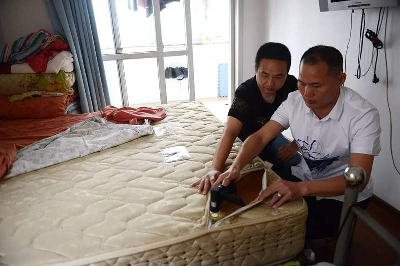 南京美女睡了10年的床墊，掀開后把全家人都嚇傻了……