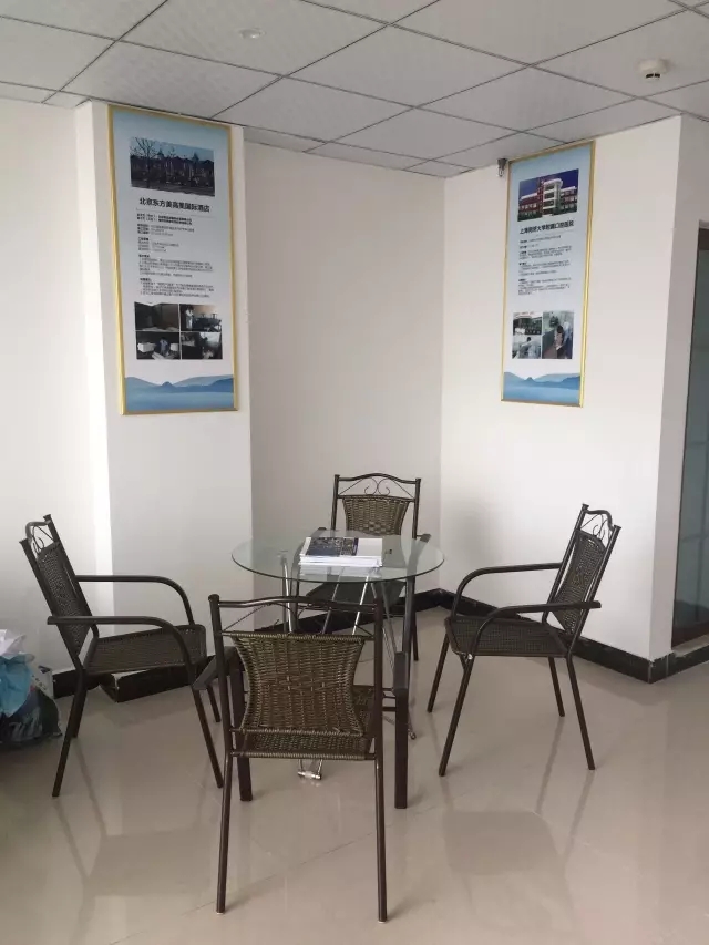 歷經(jīng)近兩個(gè)月的店面籌備工作，創(chuàng)綠家空氣治理惠州服務(wù)中心正式落成，室內(nèi)裝修污染危害社會(huì)，室內(nèi)空氣治理迫在眉睫。創(chuàng)綠家惠州服務(wù)中心將竭誠(chéng)為您服務(wù)！ 溫總、朱總與公司合照 創(chuàng)綠家空氣治理惠州服務(wù)中心門面 店內(nèi)展示： 祝溫總、朱總開業(yè)生意興隆、財(cái)源廣進(jìn)！